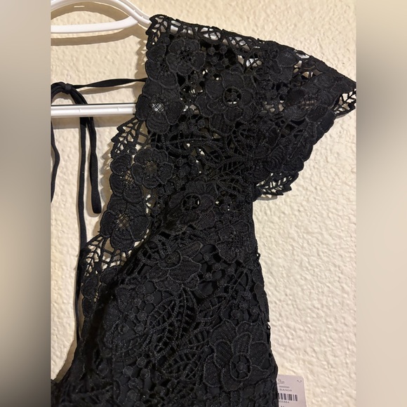 The Alandra Cap-Sleeve Lace Bodysuit - Picture 6 of 11